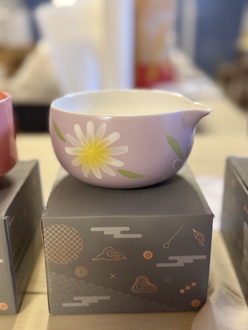 Ceramic Daisy Matcha Bowl with Pouring Spout (Category: Vases & Decorative Bowls) located in Quezon City. Submitted by pure.alexandra (Listing ID 1469530096, Image 1). Description: Adorable pink ceramic matcha bowl featuring a daisy floral design and a convenient pouring spout. Perfect for whisking your favorite matcha and pouring smoothly into your cup. ✨ Beautiful pink floral design 🍵 Ideal for matcha preparation 🌼 Cute and aesthetic addition