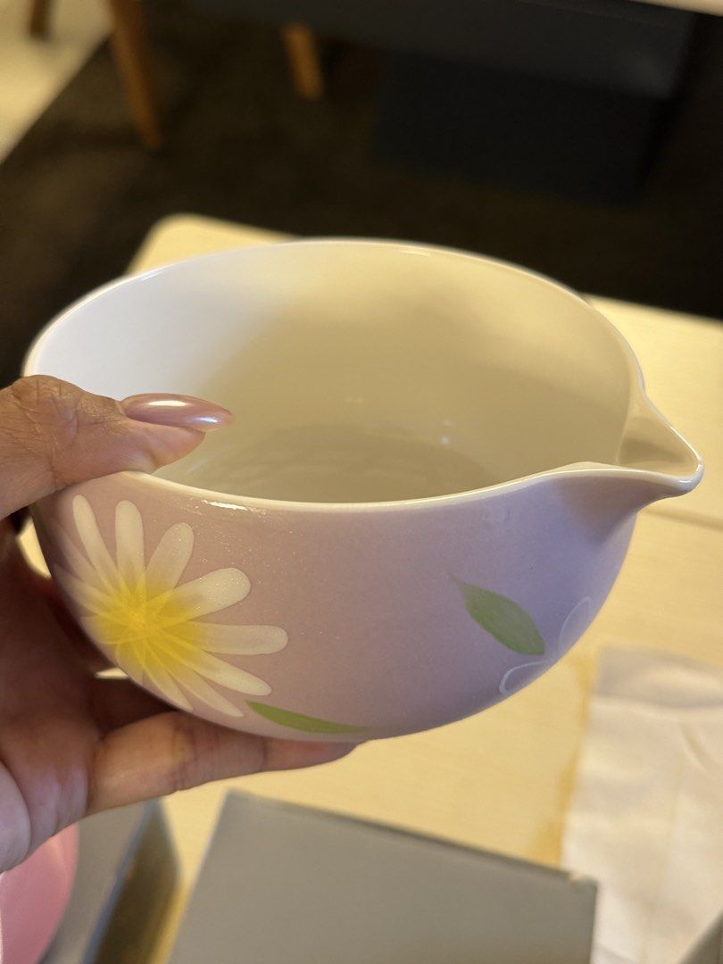 Ceramic Daisy Matcha Bowl with Pouring Spout (Category: Vases & Decorative Bowls) located in Quezon City. Submitted by pure.alexandra (Listing ID 1469530096, Image 2). Description: Adorable pink ceramic matcha bowl featuring a daisy floral design and a convenient pouring spout. Perfect for whisking your favorite matcha and pouring smoothly into your cup. ✨ Beautiful pink floral design 🍵 Ideal for matcha preparation 🌼 Cute and aesthetic addition