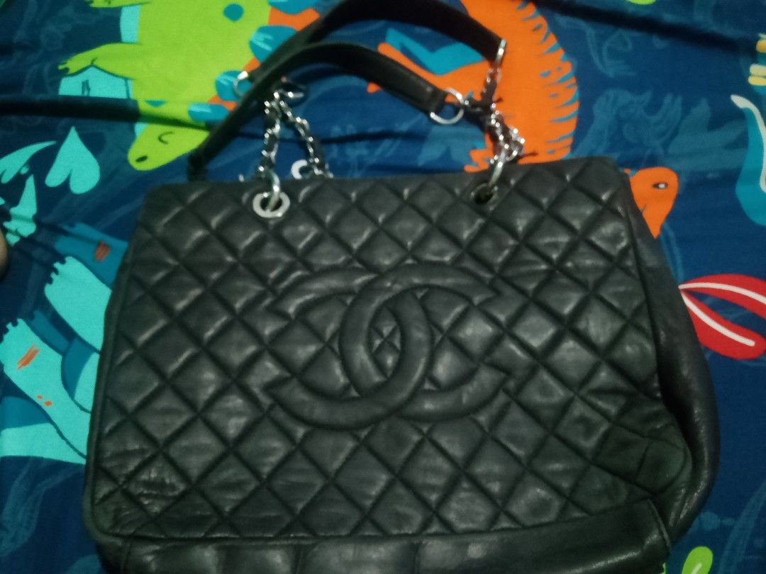 CHANEL PST QUILTED SHOULDER/TOTE BAG. (Category: Tote Bags) located in Manila. Submitted by annbernabe28 (Listing ID 1469542127, Image 1). Description: AUTHENTICITY NOT GUARANTEE kayo na lang humusga at tumingin dahil wala ko makitang any code kaya di ko sure sa authenticity nya. OPEN FOR OFFERS. Pre loved chanel PST quilted leather shoulder/tote bag. magandang klase ang leather at mabigat ang hardware NOT SURE SA AUTHENTICITY KASE WALA KONG MAKI