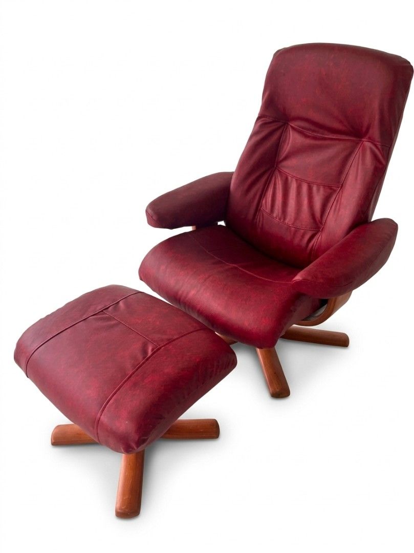 cherry 🍒 red recliner chair (Category: Chairs) located in Bulacan. Submitted by duncayow (Listing ID 1469571913, Image 2). Description: .