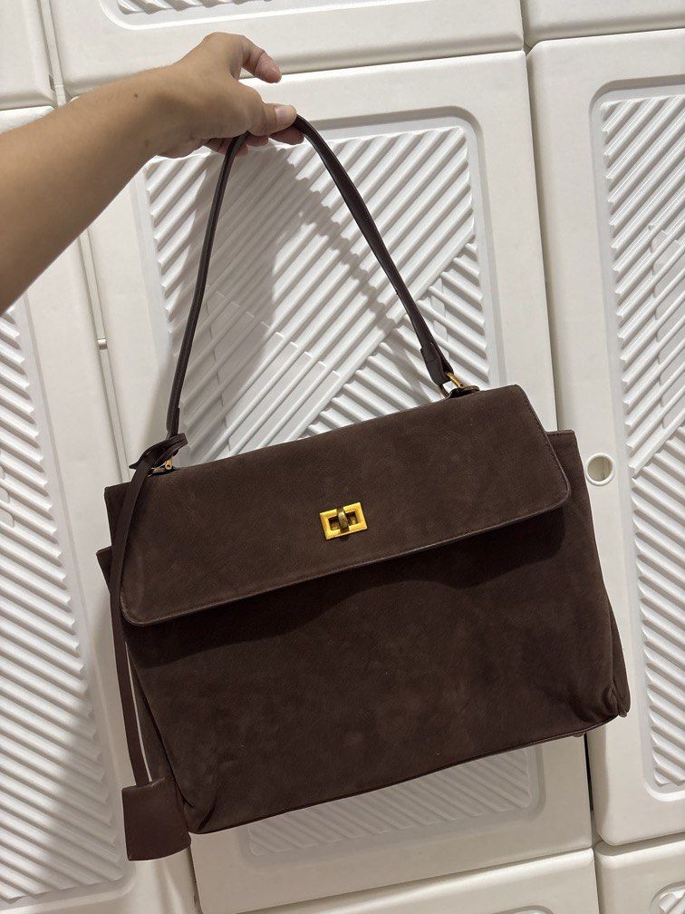 Choco Brown Shoulder Bag (Category: Shoulder Bags) located in Mandaluyong City. Submitted by itspink_lacey (Listing ID 1469398921, Image 1). Description: Medium Choco Brown shoulder bag Can fit 13 inch laptop Good condition.