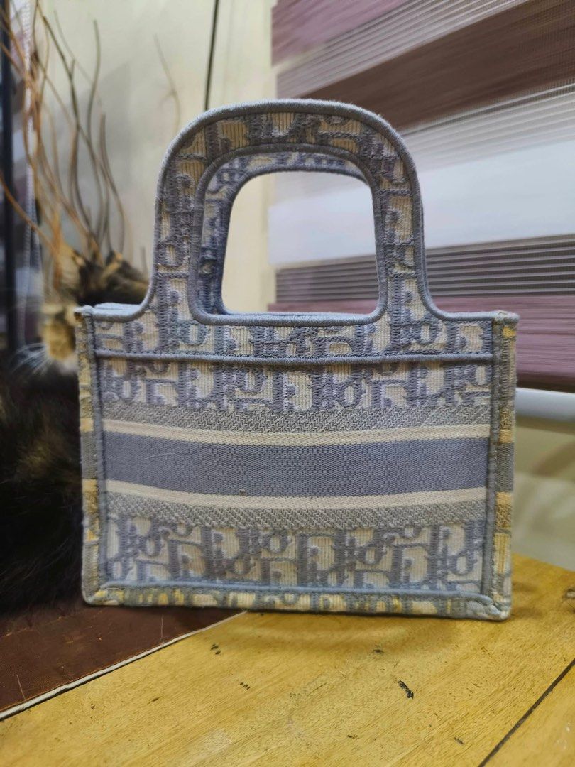 CHRISTIAN DIOR (Category: Luxury Bags & Wallets) located in Koronadal. Submitted by zyxarvie (Listing ID 1469407277, Image 3). Description: No issue.