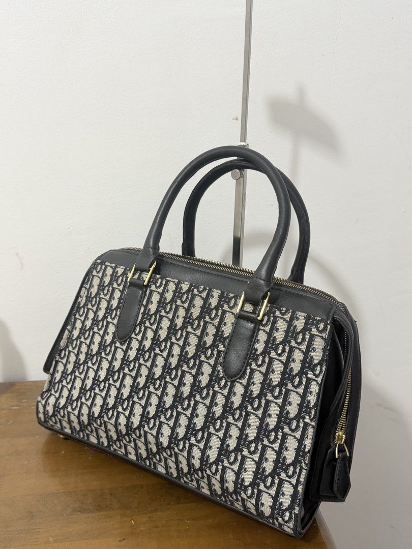 Christian dior bag (Category: Shoulder Bags) located in Manila. Submitted by prelovedbyramiah (Listing ID 1469412090, Image 3). Description: no flaw.