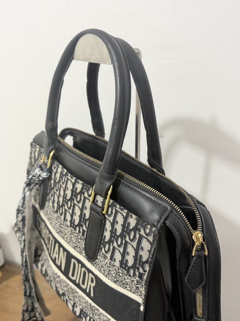 Christian dior bag (Category: Shoulder Bags) located in Manila. Submitted by prelovedbyramiah (Listing ID 1469412090, Image 2). Description: no flaw.