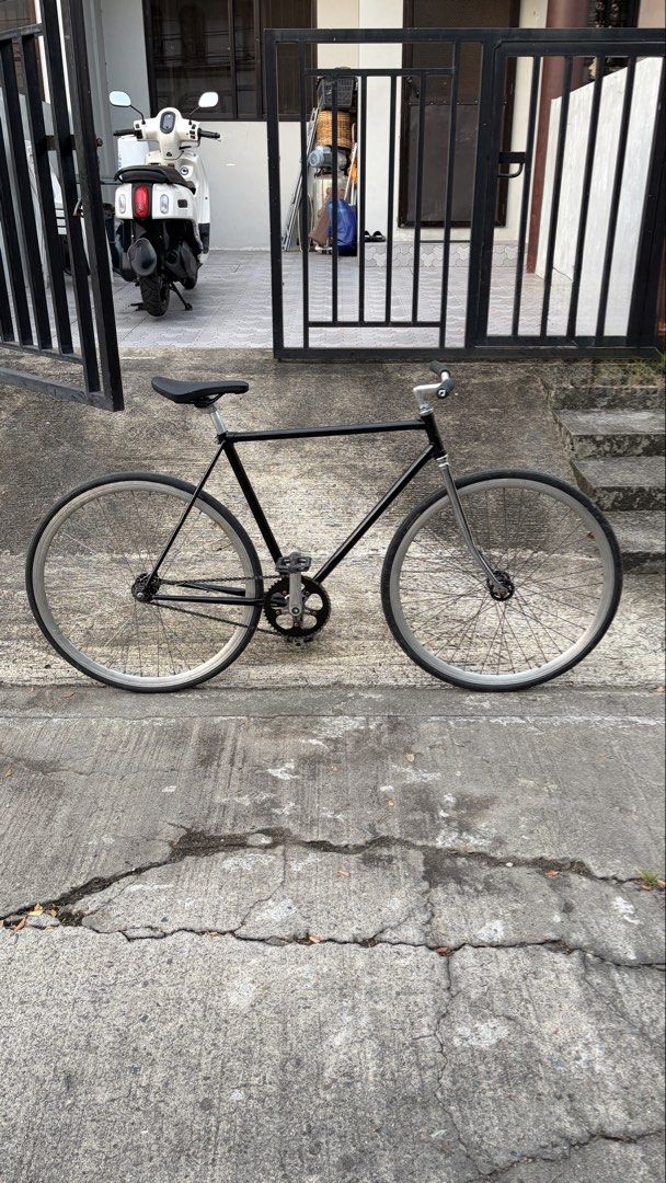 Classic Fixie (Category: Bicycles) located in Manila. Submitted by saquidomigs (Listing ID 1469479089, Image 1). Description: Issue: crank 4k Las Pinas/Paranaque area.