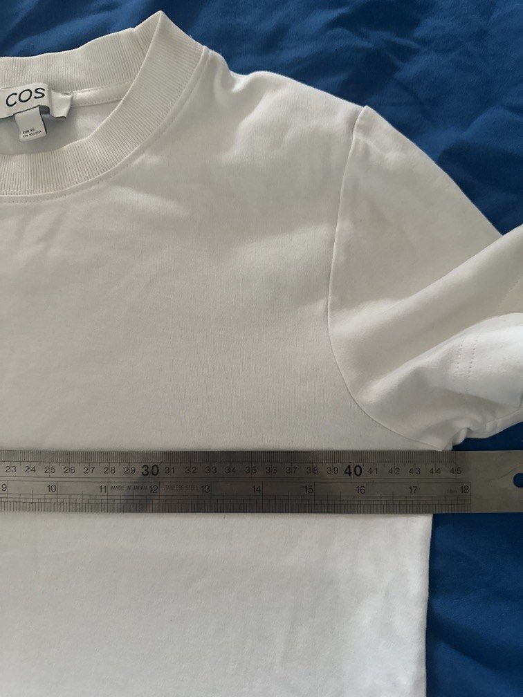CLEARANCE SALE❣️[Bundle] COS Crew Neck T-Shirts (Category: Shirts) located in Quezon City. Submitted by kte15 (Listing ID 1468810208, Image 2). Description: Solid crew neck t-shirts in white and black from COS. Regular fit, cotton blend, heavyweight fabric. Perfect daily staple. RFS: Don't reach for both as much..
