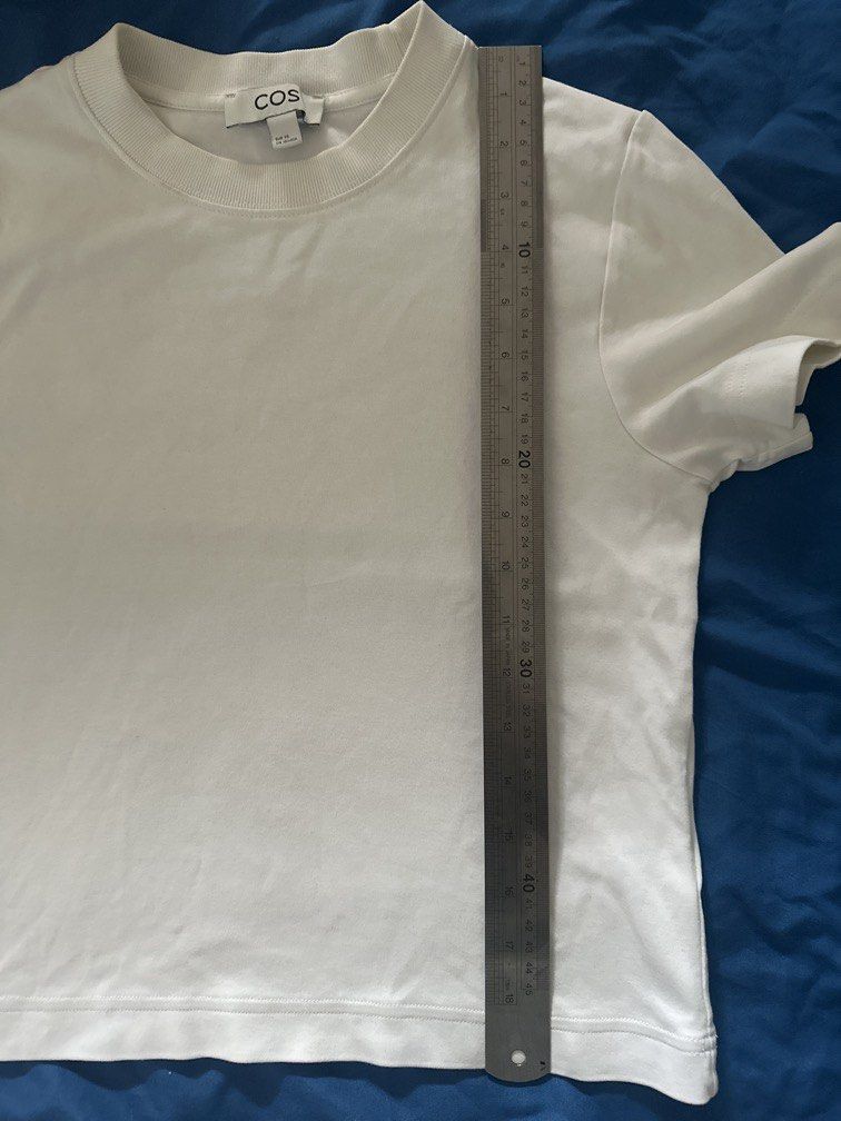 CLEARANCE SALE❣️[Bundle] COS Crew Neck T-Shirts (Category: Shirts) located in Quezon City. Submitted by kte15 (Listing ID 1468810208, Image 3). Description: Solid crew neck t-shirts in white and black from COS. Regular fit, cotton blend, heavyweight fabric. Perfect daily staple. RFS: Don't reach for both as much..