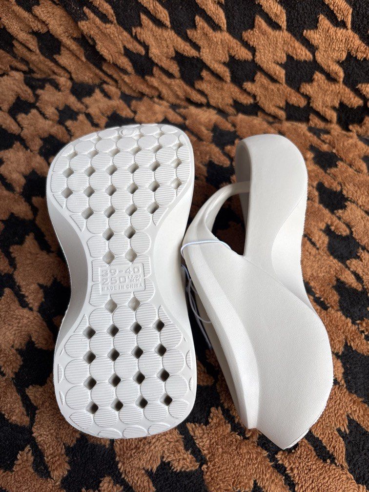 CLN Crowell Wedge Slides size 39-40 (Category: Wedges) located in Rizal. Submitted by scjcollections (Listing ID 1469442618, Image 3). Description: Location: Cainta, Rizal.
