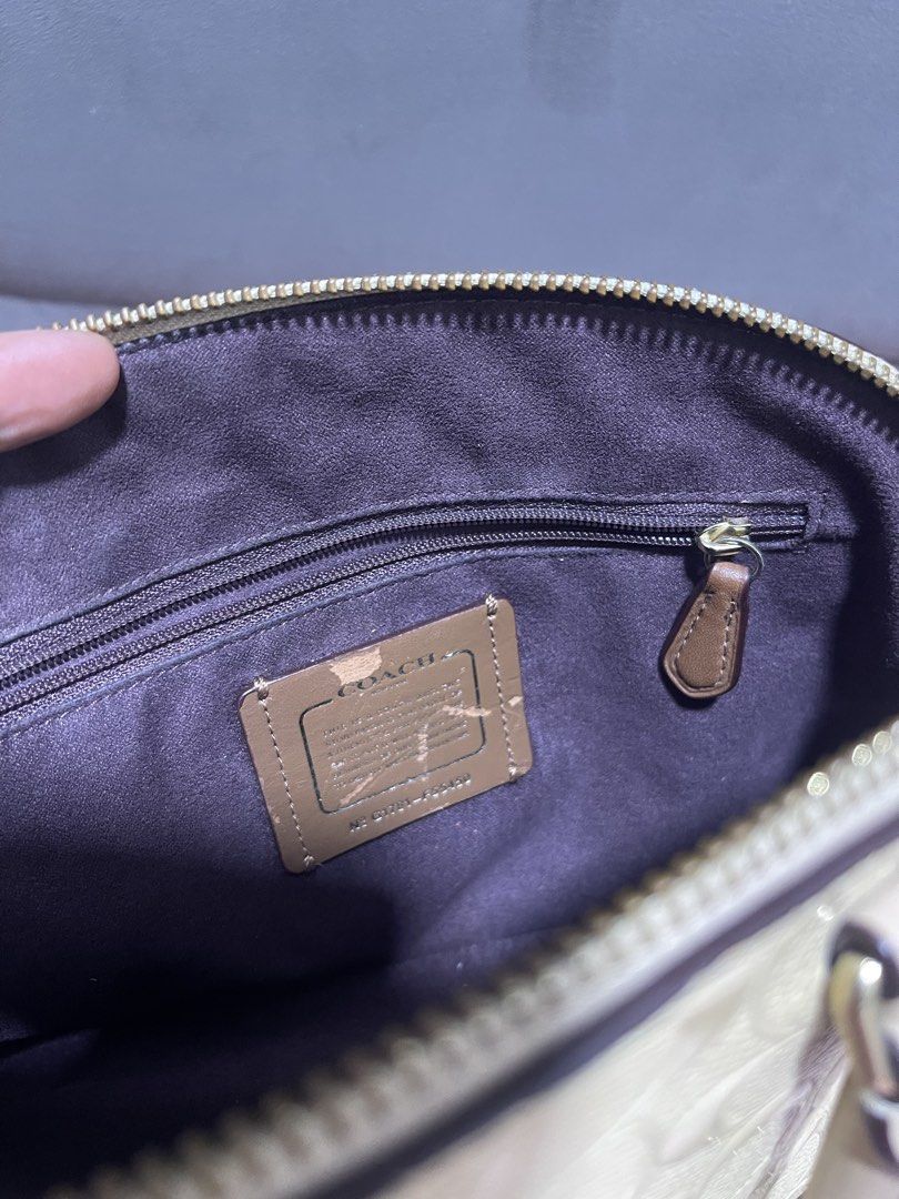 Coach Alma (Category: Luxury Bags & Wallets) located in Quezon City. Submitted by kaikaiprelovedshop (Listing ID 1469437196, Image 3). Description: Selling thia coach alma small size, maganda pa, the issue is may konting gasgas sa creed. 👌.