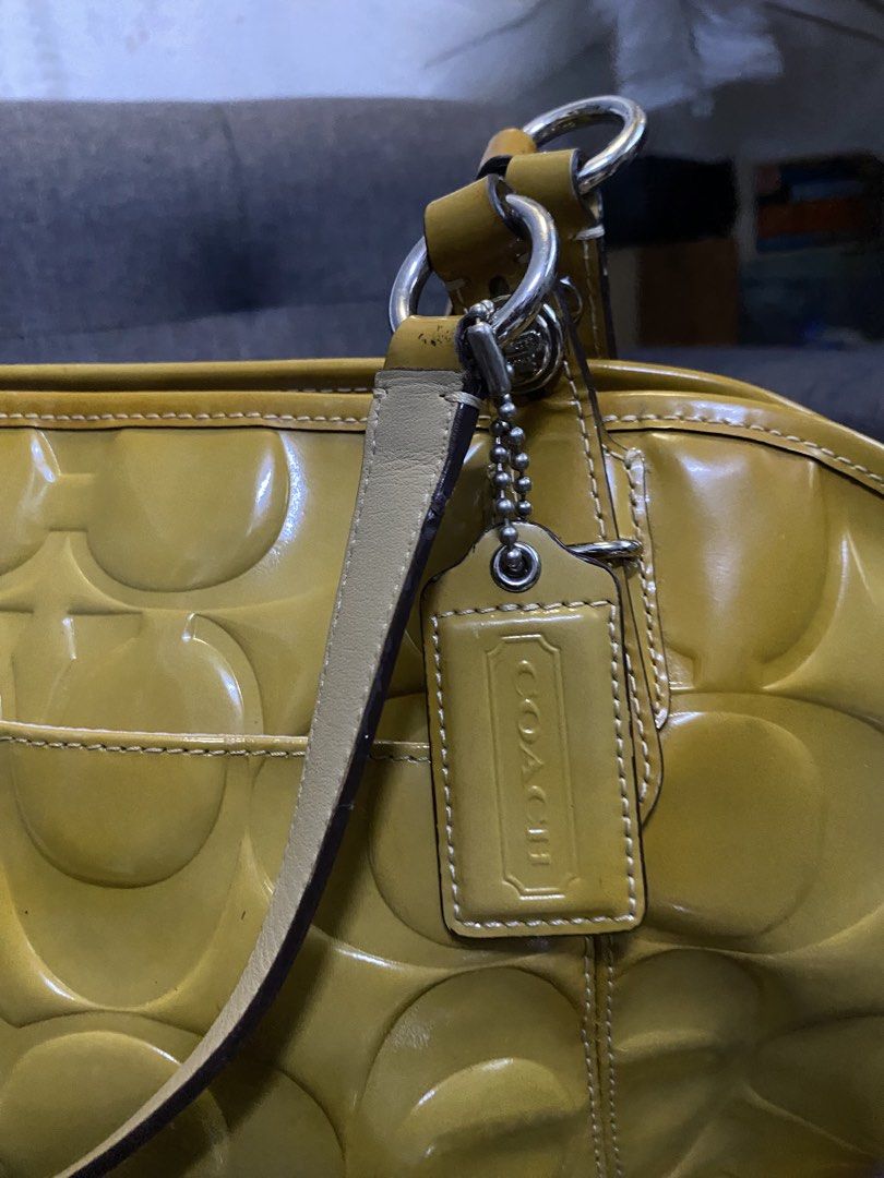 Coach authentic two way bag (Category: Luxury Bags & Wallets) located in Caloocan City. Submitted by luxurymurayta888 (Listing ID 1469475388, Image 3). Description: as new.