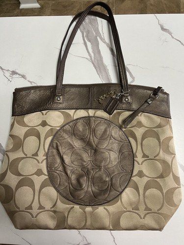 COACH BAG (Category: Luxury Bags & Wallets) located in Manila. Submitted by prettystuff1008 (Listing ID 1469489081, Image 2). Description: Good condition Personal stuff (hindi n ngagamit) Selling low .