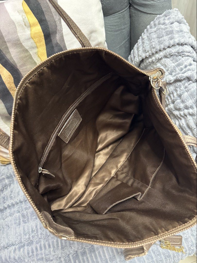 COACH BAG (Category: Luxury Bags & Wallets) located in Manila. Submitted by prettystuff1008 (Listing ID 1469489081, Image 3). Description: Good condition Personal stuff (hindi n ngagamit) Selling low .