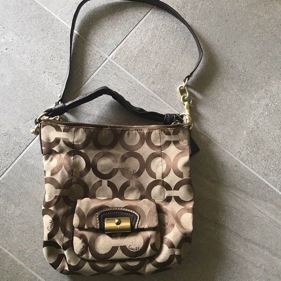 COACH BAG (Category: Luxury Bags & Wallets) located in Manila. Submitted by prettystuff1008 (Listing ID 1469490102, Image 1). Description: Still good condition With removable strap Selling low.