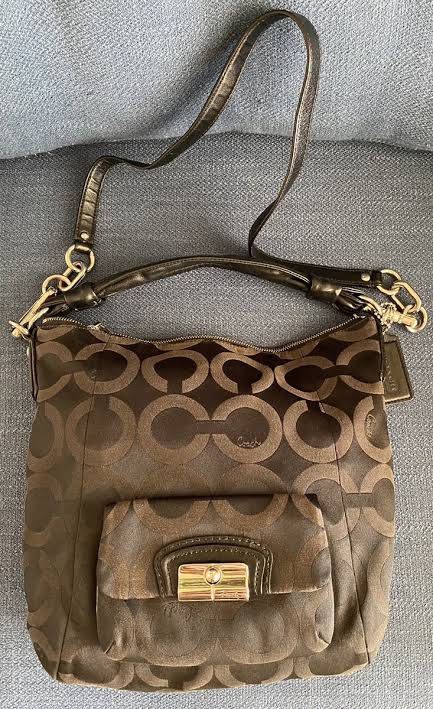 COACH BAG (Category: Luxury Bags & Wallets) located in Manila. Submitted by prettystuff1008 (Listing ID 1469490102, Image 3). Description: Still good condition With removable strap Selling low.