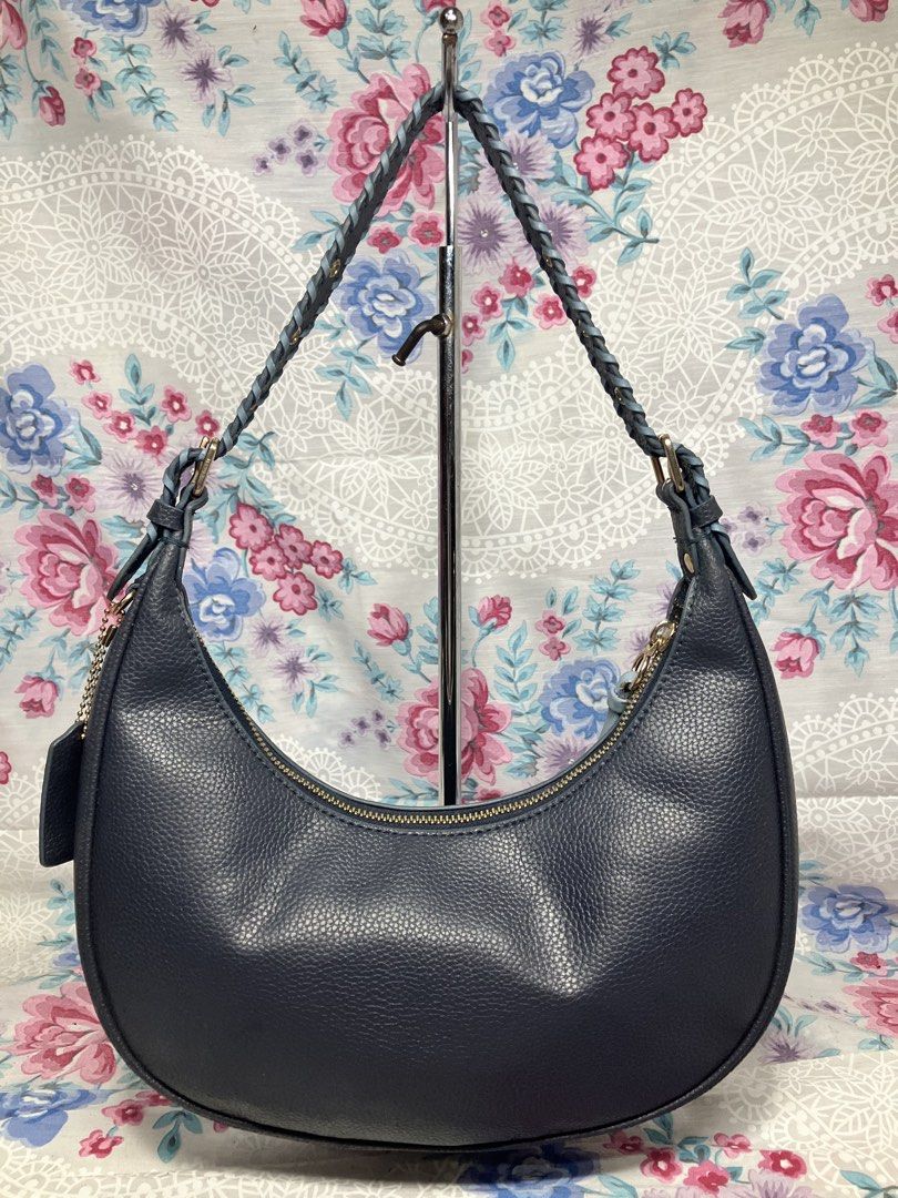 COACH BAILEY HOBO SHIULDER BAG (Category: Shoulder Bags) located in General Mariano Alvarez. Submitted by adonid (Listing ID 1469467590, Image 3). Description: COACH BAILEY HOBO SHIULDER BAG GOOD CONDITION NORMAL SIGN OF USAGE ONLY ISSUE NASA PICTURE NA.
