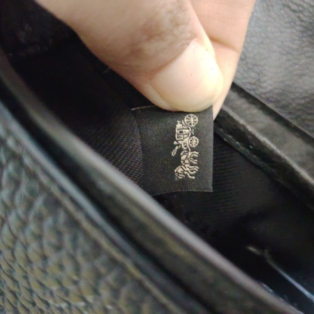 Coach Black Swagger 20 chain sling (Category: Luxury Bags & Wallets) located in Quezon City. Submitted by chantillycee (Listing ID 1469470886, Image 3). Description: authentic but expect signs of use. Manage expectations pls: condition 7/10 - hardware fading pero 80% gold pa - onting bakbak sa creed at loob - maayos pa exterior - malinis no foul smell qc location.