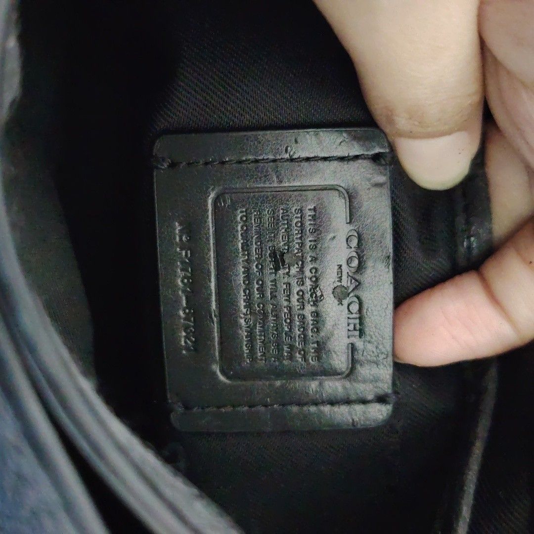 Coach Black Swagger 20 chain sling (Category: Luxury Bags & Wallets) located in Quezon City. Submitted by chantillycee (Listing ID 1469470886, Image 2). Description: authentic but expect signs of use. Manage expectations pls: condition 7/10 - hardware fading pero 80% gold pa - onting bakbak sa creed at loob - maayos pa exterior - malinis no foul smell qc location.