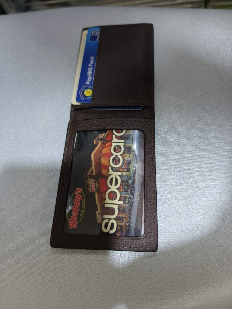 Coach Brown Leather Card Holder Wallet ID Window (Category: Luxury Bags & Wallets) located in Antipolo. Submitted by jarazote (Listing ID 1469480928, Image 2). Description: authentic brown leather.