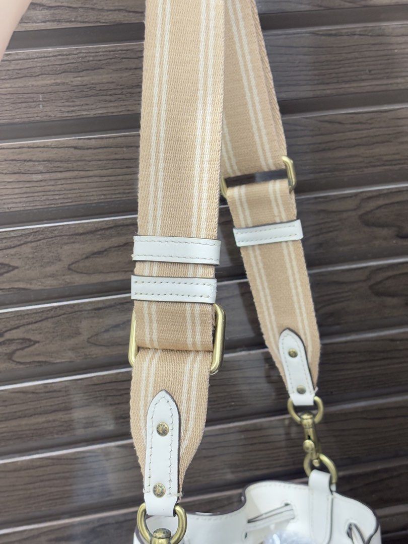 COACH BUCKET BAG (Category: Cross-body Bags) located in Las Pinas. Submitted by blushbloom_cat (Listing ID 1469404090, Image 3). Description: .
