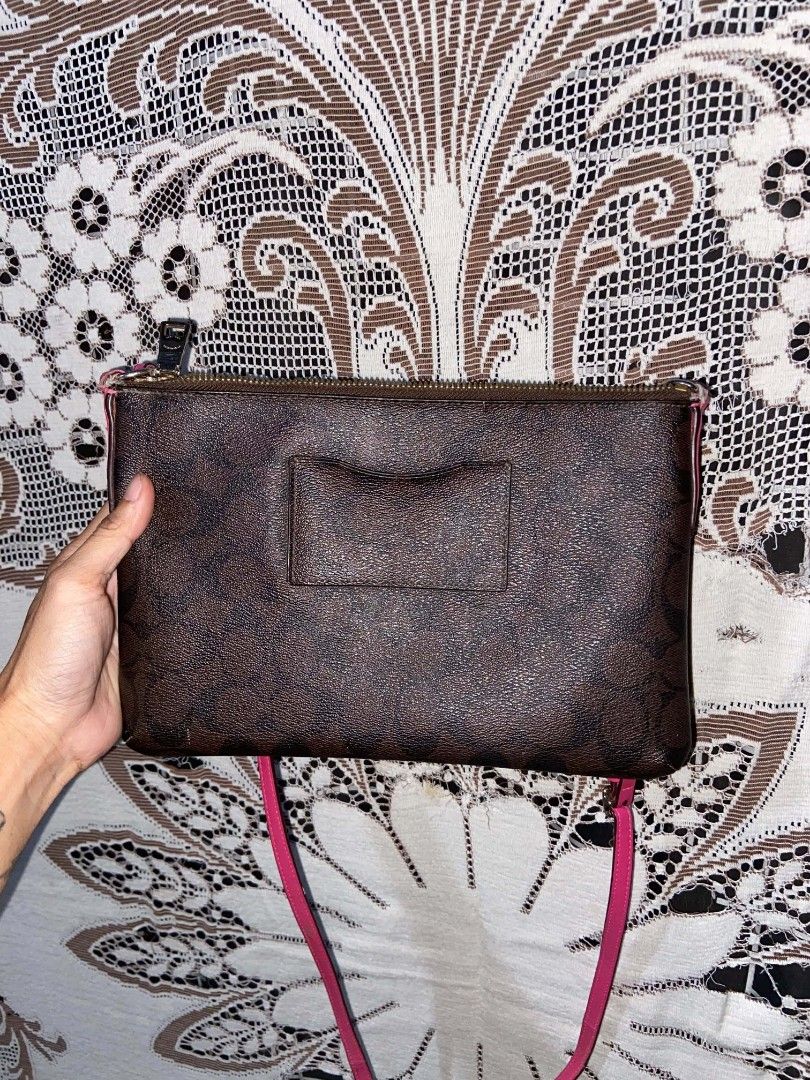 Coach Cross Body Bag (Category: Luxury Bags & Wallets) located in Manila. Submitted by justthriftright. (Listing ID 1469533185, Image 2). Description: coach crossbody bag fair condition minor issue lang check nyo nalang pic over all condition ng leather and strap goods pa authentic ✅.