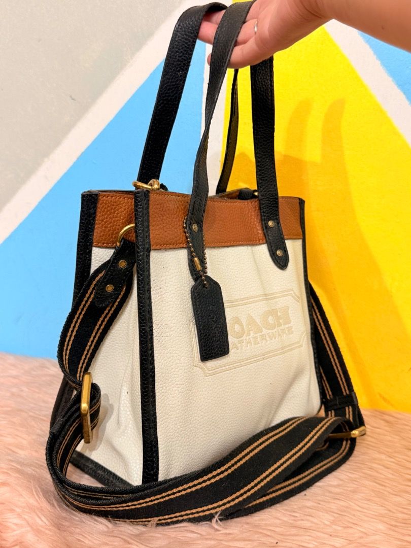 Coach Field 2way (Category: Luxury Bags & Wallets) located in Cagayan de Oro. Submitted by rairaibags (Listing ID 1469506953, Image 2). Description: With care card.