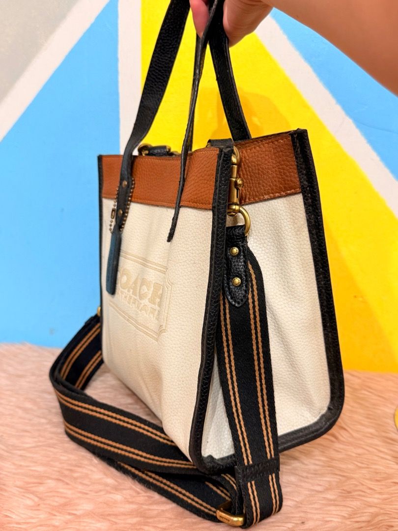 Coach Field 2way (Category: Luxury Bags & Wallets) located in Cagayan de Oro. Submitted by rairaibags (Listing ID 1469506953, Image 3). Description: With care card.