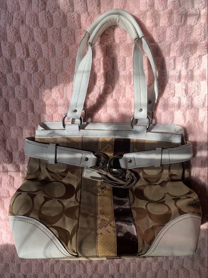 Coach Hampton (Category: Shoulder Bags) located in Bayombong. Submitted by declutterbyriri (Listing ID 1469186263, Image 1). Description: Coach Hamptons Signature Python Stripe - no flaws sa canvas, need wash/clean - repainted - may onting issue sa strap - leather cracks 💋 price is nego! just no lowballing .