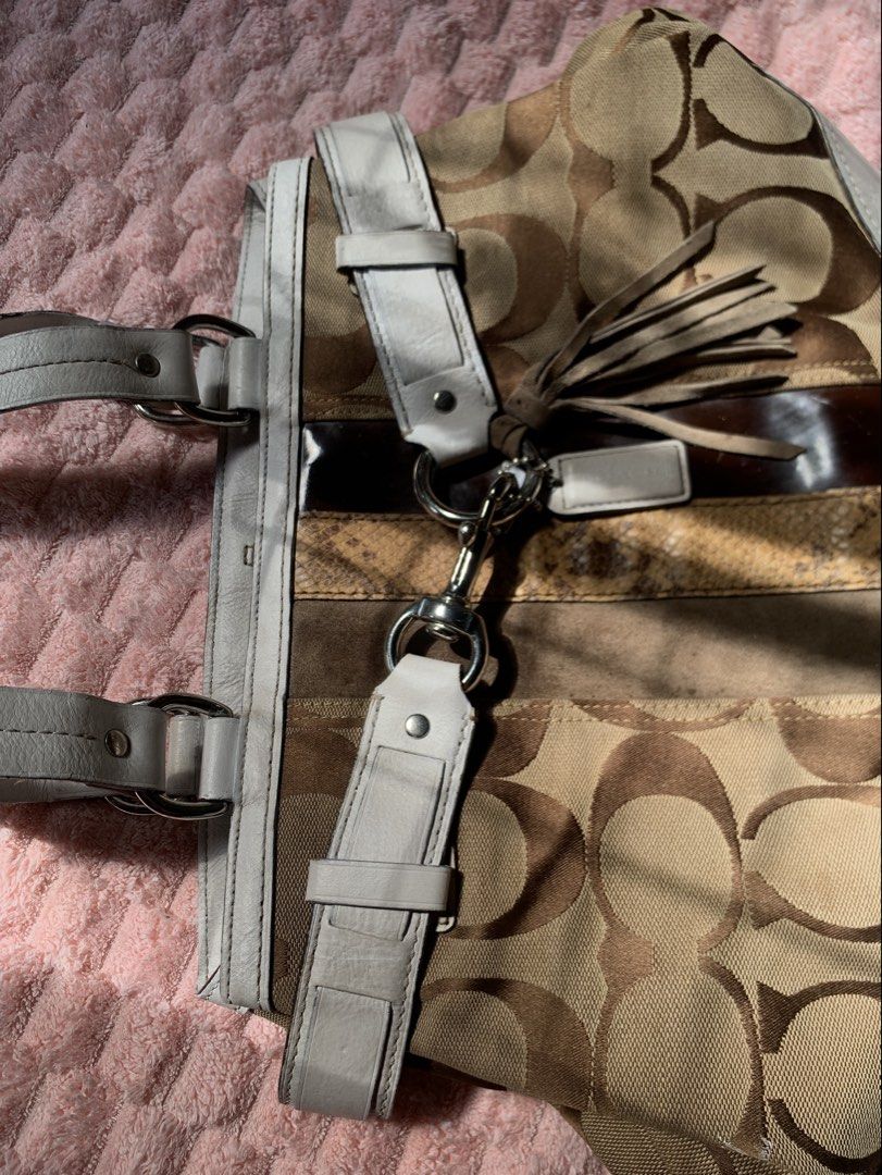 Coach Hampton (Category: Shoulder Bags) located in Bayombong. Submitted by declutterbyriri (Listing ID 1469186263, Image 3). Description: Coach Hamptons Signature Python Stripe - no flaws sa canvas, need wash/clean - repainted - may onting issue sa strap - leather cracks 💋 price is nego! just no lowballing .