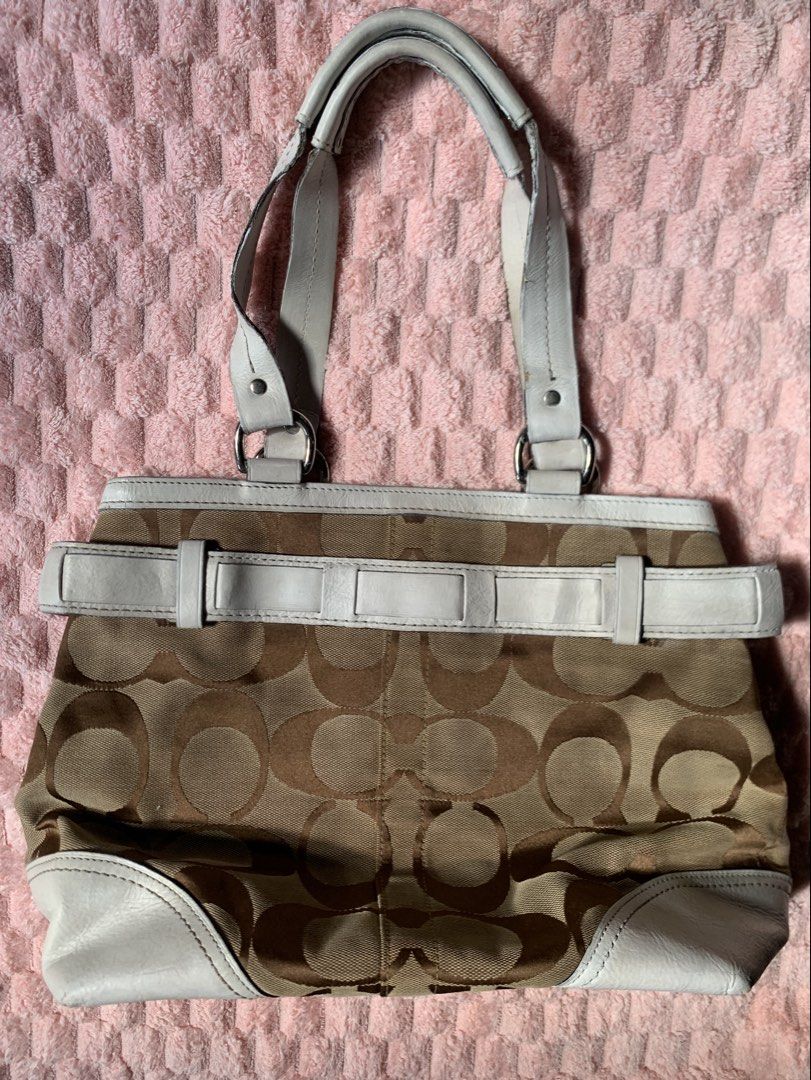 Coach Hampton (Category: Shoulder Bags) located in Bayombong. Submitted by declutterbyriri (Listing ID 1469186263, Image 2). Description: Coach Hamptons Signature Python Stripe - no flaws sa canvas, need wash/clean - repainted - may onting issue sa strap - leather cracks 💋 price is nego! just no lowballing .