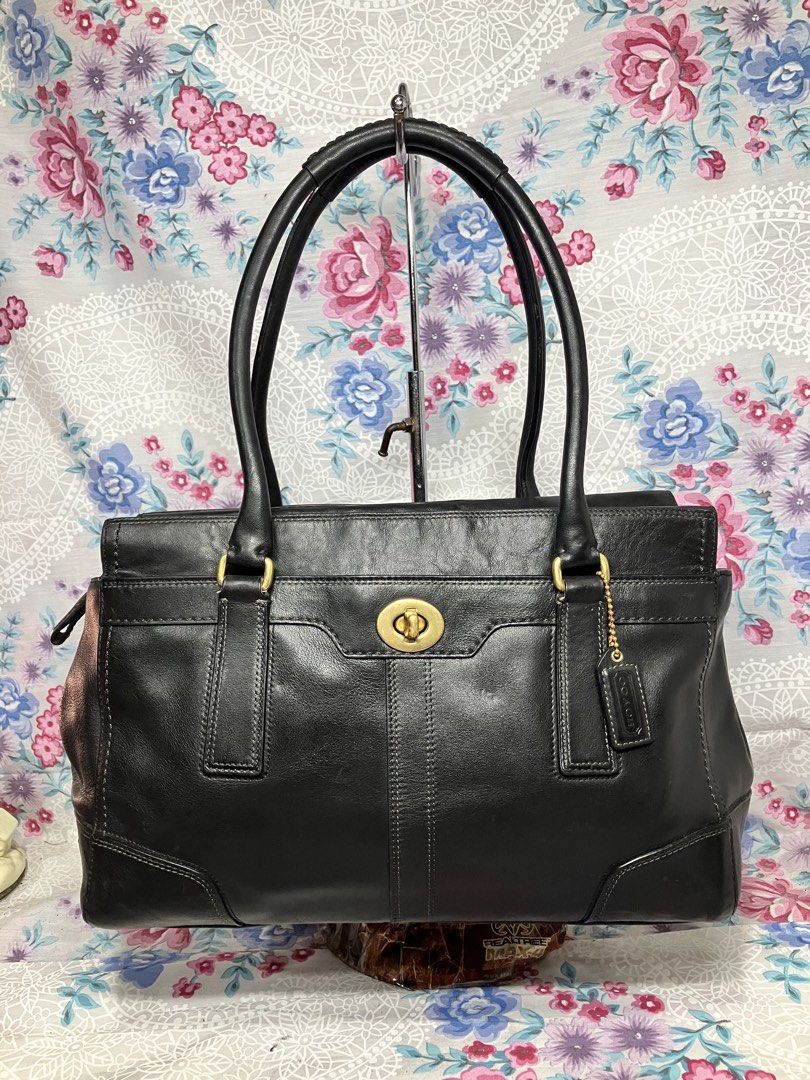COACH HAMPTON BLACK LEATHER CARRYALL SHOULDER BAG (Category: Shoulder Bags) located in General Mariano Alvarez. Submitted by adonid (Listing ID 1469418255, Image 1). Description: COACH HAMPTON BLACK LEATHER CARRYALL SHOULDER BAG GOOD CONDITION NORMAL SIGN OF USAGE ONLY.