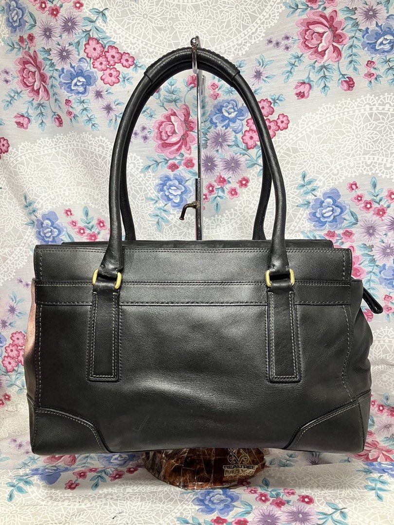COACH HAMPTON BLACK LEATHER CARRYALL SHOULDER BAG (Category: Shoulder Bags) located in General Mariano Alvarez. Submitted by adonid (Listing ID 1469418255, Image 3). Description: COACH HAMPTON BLACK LEATHER CARRYALL SHOULDER BAG GOOD CONDITION NORMAL SIGN OF USAGE ONLY.