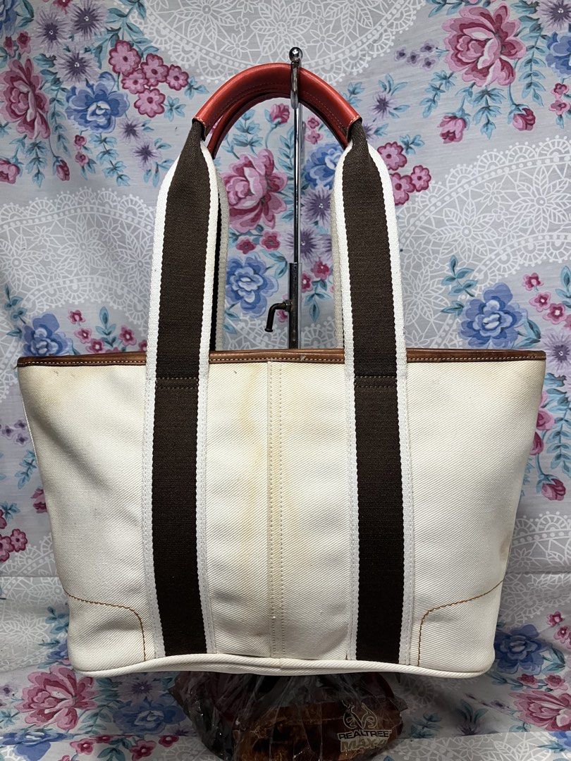 COACH HAMPTON WEEKEND SMALL TOTE BAG (Category: Shoulder Bags) located in General Mariano Alvarez. Submitted by adonid (Listing ID 1469429350, Image 2). Description: COACH HAMPTON WEEKEND SMALL TOTE BAG GOOD CONDITION NORMAL SIGN OF USAGE ONLY .