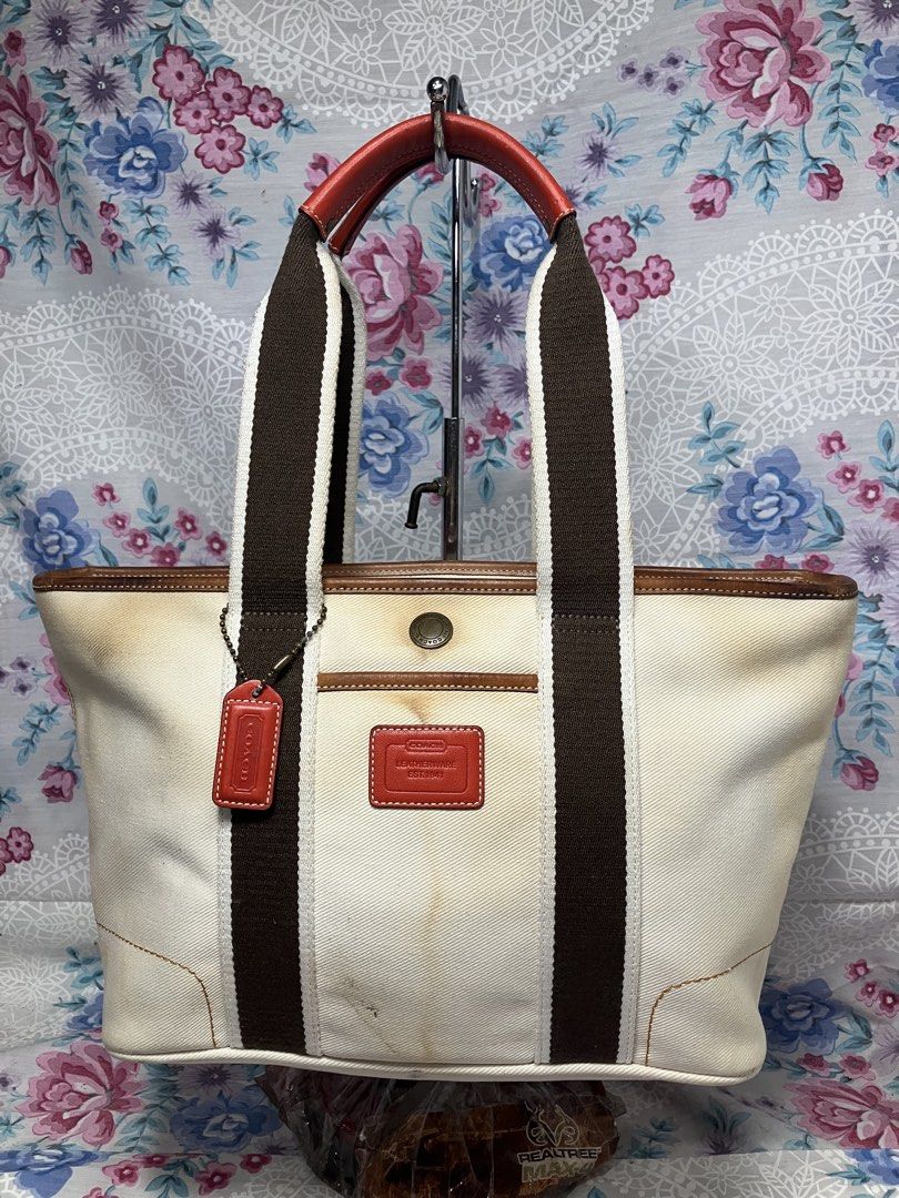 COACH HAMPTON WEEKEND SMALL TOTE BAG (Category: Shoulder Bags) located in General Mariano Alvarez. Submitted by adonid (Listing ID 1469429350, Image 1). Description: COACH HAMPTON WEEKEND SMALL TOTE BAG GOOD CONDITION NORMAL SIGN OF USAGE ONLY .