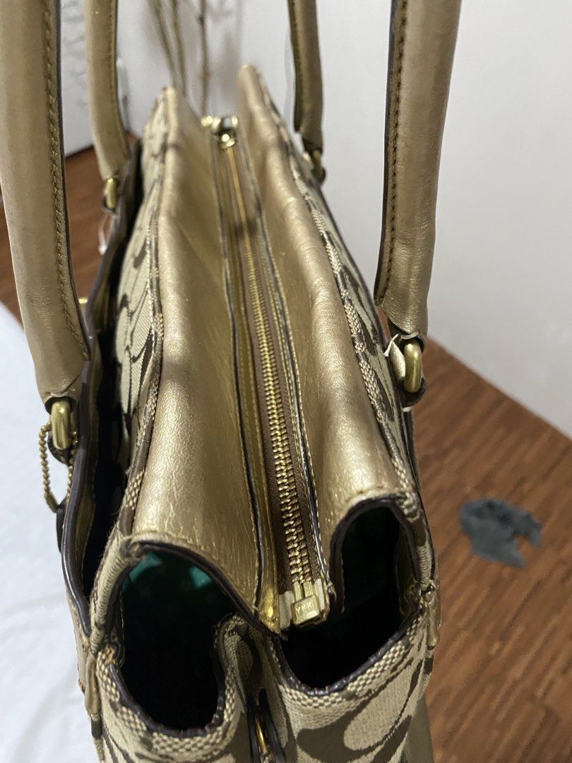 Coach Handbag (Category: Luxury Bags & Wallets) located in Santa Rosa. Submitted by sassycollection. (Listing ID 1469394570, Image 3). Description: In good condition Decluttering .