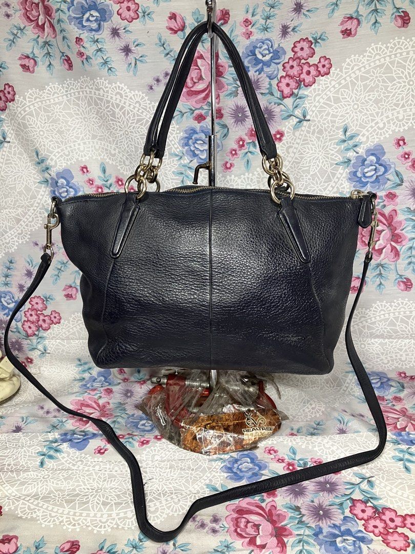 COACH KELSEY 2WAY LEATHER SHOULDER BAG (Category: Cross-body Bags) located in General Mariano Alvarez. Submitted by adonid (Listing ID 1469460492, Image 3). Description: COACH KELSEY 2WAY LEATHER SHOULDER BAG GOOD CONDITION NORMAL SIGN OF USAGE ONLY .