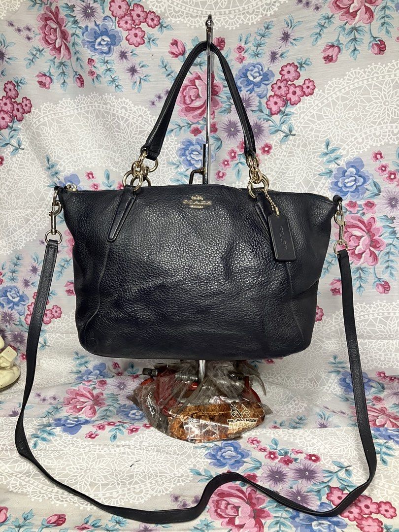 COACH KELSEY 2WAY LEATHER SHOULDER BAG (Category: Cross-body Bags) located in General Mariano Alvarez. Submitted by adonid (Listing ID 1469460492, Image 1). Description: COACH KELSEY 2WAY LEATHER SHOULDER BAG GOOD CONDITION NORMAL SIGN OF USAGE ONLY .