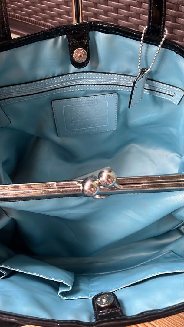 Coach Kisslock (Category: Shoulder Bags) located in San Jacinto. Submitted by kellysthrift_ (Listing ID 1469536654, Image 3). Description: Authentic Coach Kisslock .