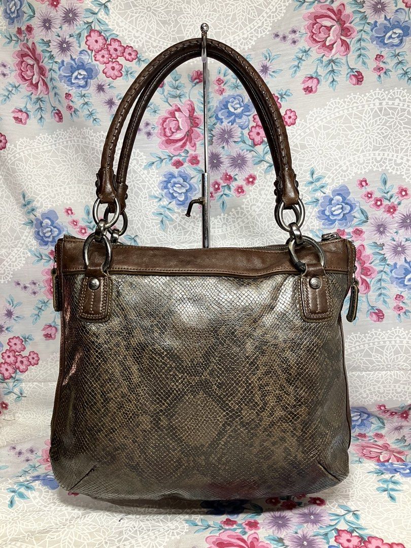 COACH KRISTIN EMBOSSED PYTHON SHOULDER BAG (Category: Shoulder Bags) located in General Mariano Alvarez. Submitted by adonid (Listing ID 1469406718, Image 3). Description: COACH KRISTIN EMBOSSED PYTHON SHOULDER BAG GOOD CONDITION NORMAL SIGN OF USAGE ONLY.