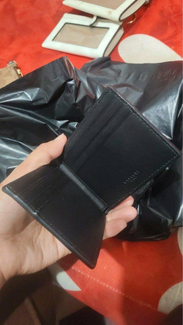 Coach Men's Wallet (Category: Wallets & Card Holders) located in Rizal. Submitted by mclluxurycollection (Listing ID 1469445250, Image 3). Description: Brand new Guaranteed original 💯.