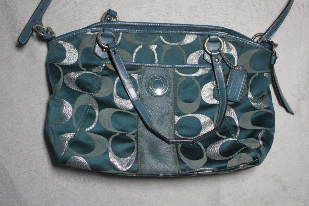 Coach Optic Signature Metallic Stripe Carryall (Category: Shoulder Bags) located in Tarlac. Submitted by trishatrish3 (Listing ID 1469404385, Image 1). Description: .