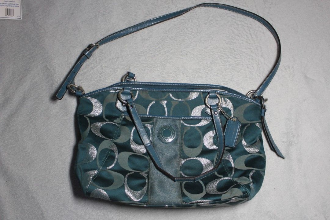 Coach Optic Signature Metallic Stripe Carryall (Category: Shoulder Bags) located in Tarlac. Submitted by trishatrish3 (Listing ID 1469404385, Image 3). Description: .