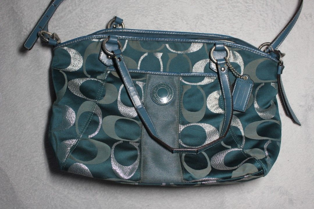 Coach Optic Signature Metallic Stripe Carryall (Category: Shoulder Bags) located in Tarlac. Submitted by trishatrish3 (Listing ID 1469404385, Image 2). Description: .