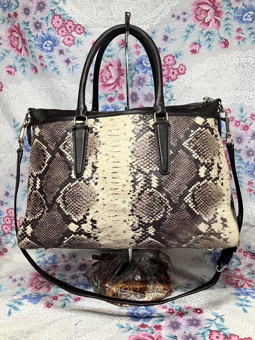 COACH PYTHON MORGAN SATCHEL BAG (Category: Cross-body Bags) located in General Mariano Alvarez. Submitted by adonid (Listing ID 1469411670, Image 3). Description: COACH PYTHON MORGAN SATCHEL BAG GOOD CONDITION NORMAL SIGN OF USAGE ONLY CROSSBODY/HAND/SHOULDER BAG.