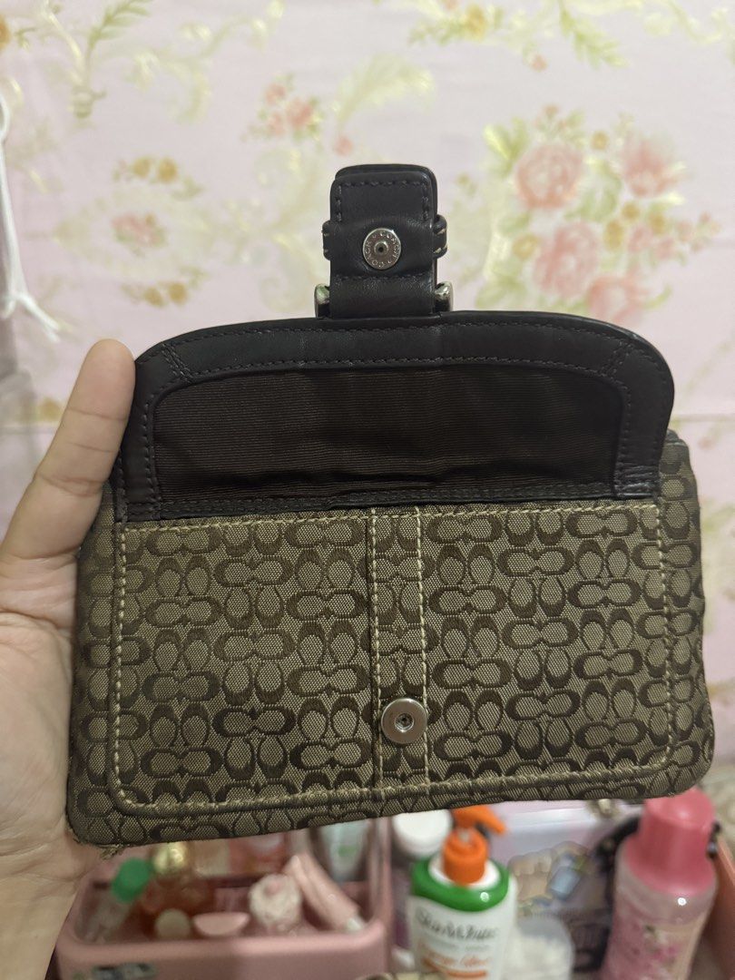 Coach Rare Soho Wristlet Brown (Category: Luxury Bags & Wallets) located in Caloocan City. Submitted by cami.rae (Listing ID 1469482237, Image 2). Description: AUTO DECLINE SA BARAT 🫶🏻.