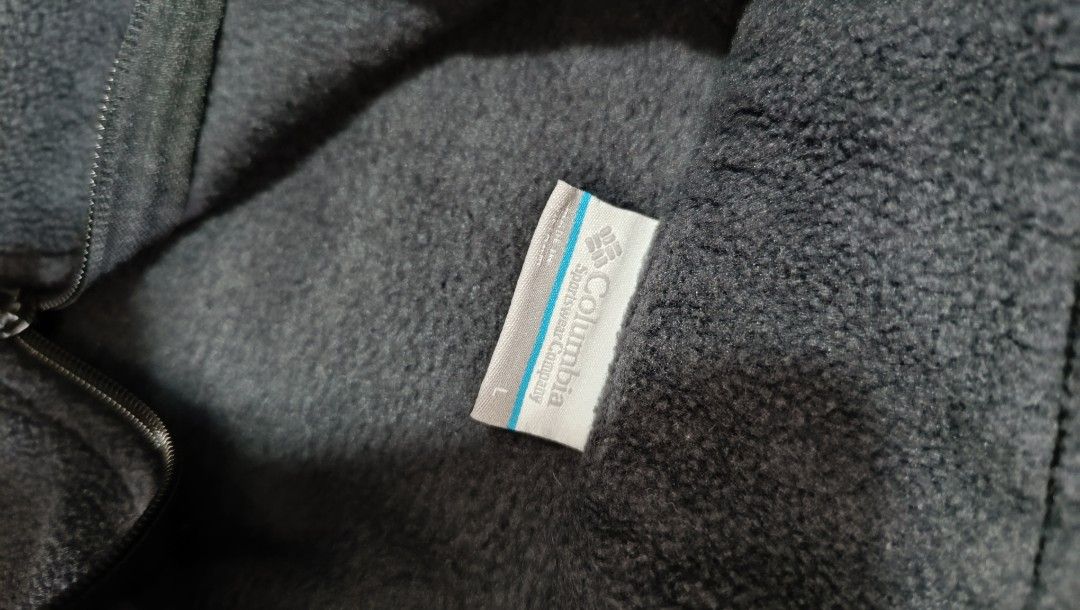 COLUMBIA FLEECE FULL ZIP JACKET (Category: Coats, Jackets and Outerwear) located in Midsayap. Submitted by macoy.picker (Listing ID 1469404021, Image 3). Description: Columbia Fleece Full zip Jacket Preloved Size: Large / 21 x 24.5 Courier: JNT MOP : Gcash / Maribank Location: North Cotabato.