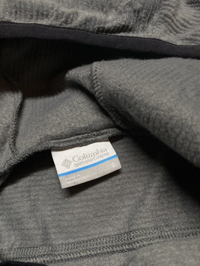 Columbia Fullzip Gray Hoodie (Category: Coats, Jackets and Outerwear) located in General Trias. Submitted by kevinthriftshop (Listing ID 1469510924, Image 2). Description: .