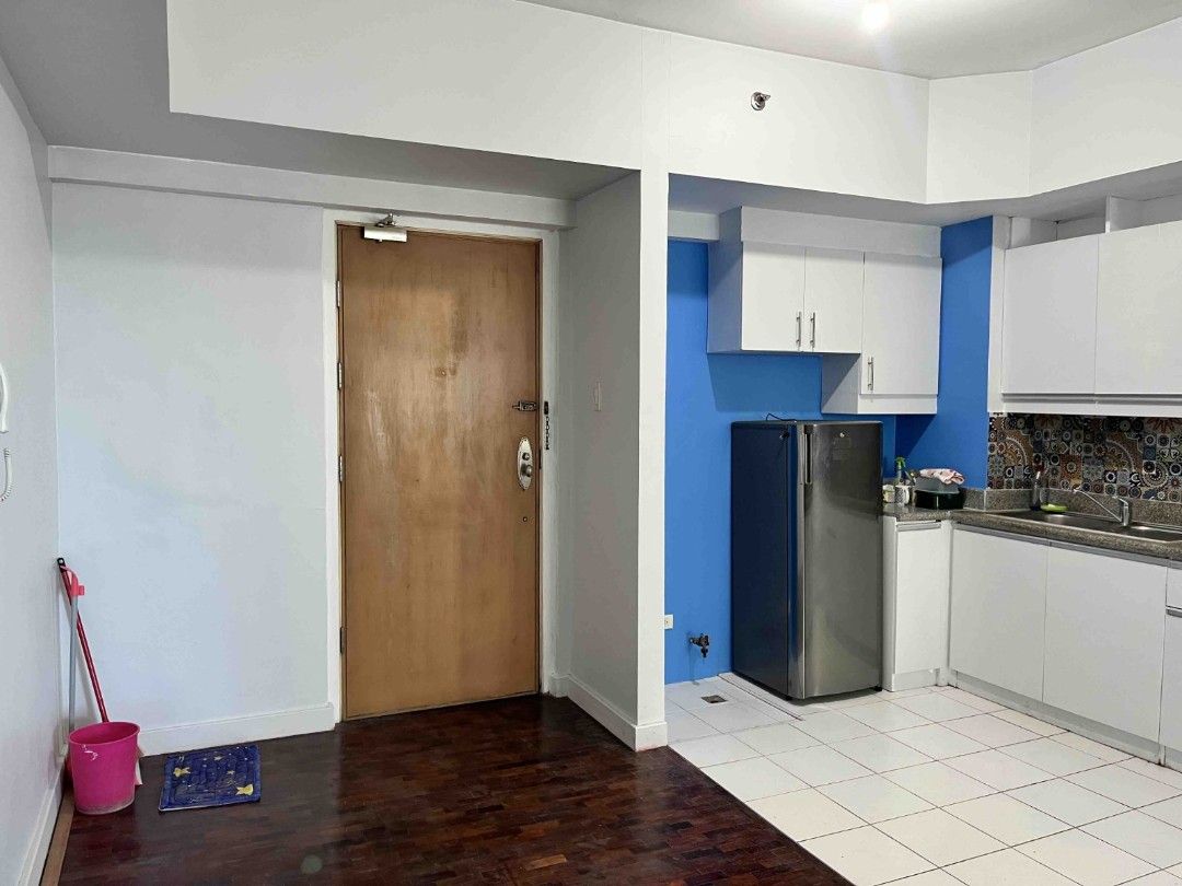 Condo Unit with Sea View and Kitchen (Category: Looking For) located in Caloocan City. Submitted by fiercehorse_88d3ce (Listing ID 1469505729, Image 2). Description: - Spacious studio condo available for rent 33rd floor 43 sqm - Stunning city and sea views from large windows - Kitchen includes built-in cabinets, patterned tile backsplash, stainless steel refrigerator, and electric stove - Living area comes with a blue sofa bed and window air cond