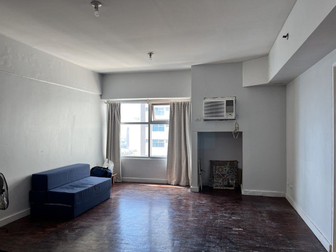 Condo Unit with Sea View and Kitchen (Category: Looking For) located in Caloocan City. Submitted by fiercehorse_88d3ce (Listing ID 1469505729, Image 3). Description: - Spacious studio condo available for rent 33rd floor 43 sqm - Stunning city and sea views from large windows - Kitchen includes built-in cabinets, patterned tile backsplash, stainless steel refrigerator, and electric stove - Living area comes with a blue sofa bed and window air cond