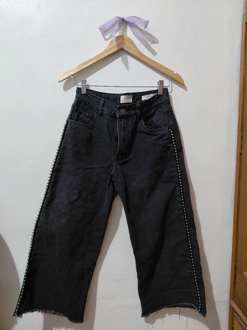 Cotton On Cropped Denim Jeans (Category: Jeans) located in Tarlac. Submitted by wornwardrobe (Listing ID 1469569476, Image 1). Description: Frayed edges Stud embellishments on the side Measurements when laid flat: waist: 13" length: 32" Kindly note that all items are stored at my parents’ house and not on hand. Retrieval takes up to 2 weeks before shipping. Please purchase only if you’re okay with the wait. Message me to check the next available 