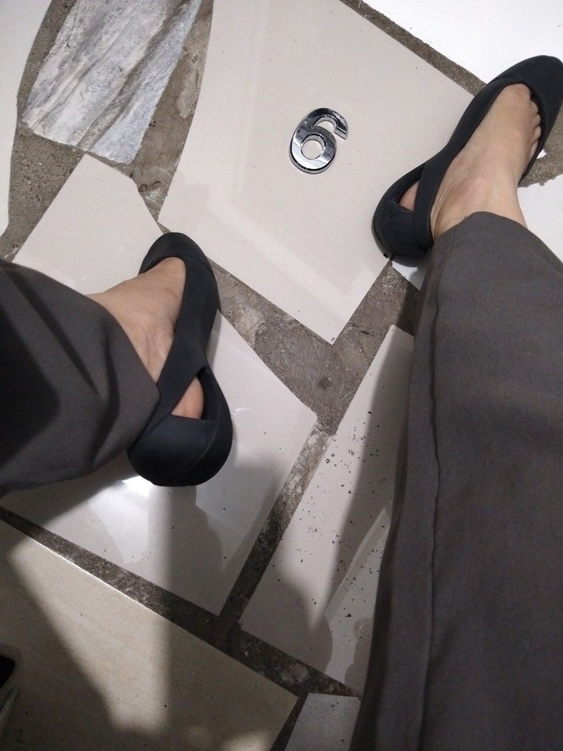 Crocs (Category: Sandals) located in El Salvador. Submitted by francheskaukayukay (Listing ID 1469397731, Image 3). Description: .